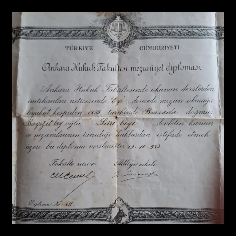 Primer plano del texto manuscrito del diploma, la fecha 19.10.933 y las firmas
