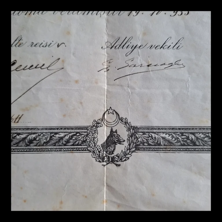 Detalle de la firma del ministro de Justicia (Adliye Vekili) y de la ornamentación inferior con cabeza de lobo gris, media luna y estrella