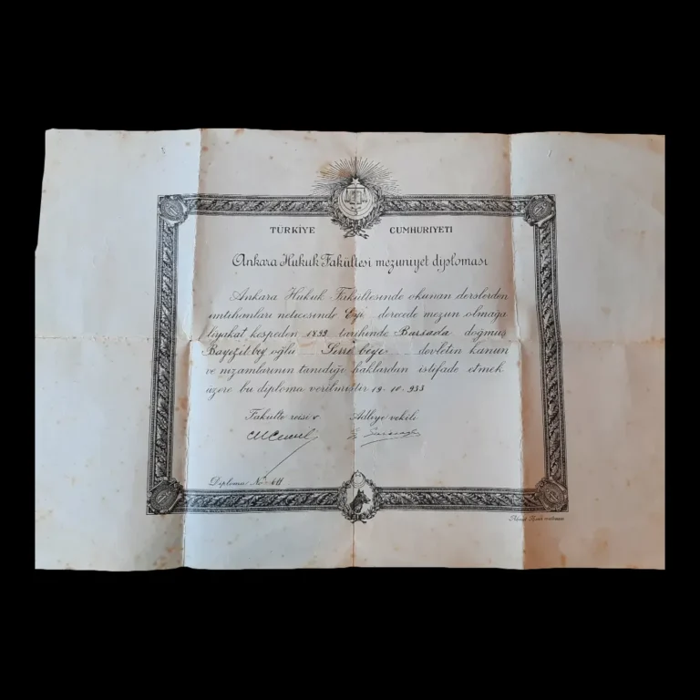 Vista completa del diploma de graduación de la Facultad de Derecho de Ankara con el emblema de la República de Turquía