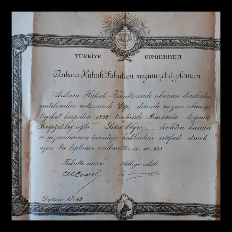 Primer plano que muestra el texto del diploma, la fecha 19.10.933 y sus firmas