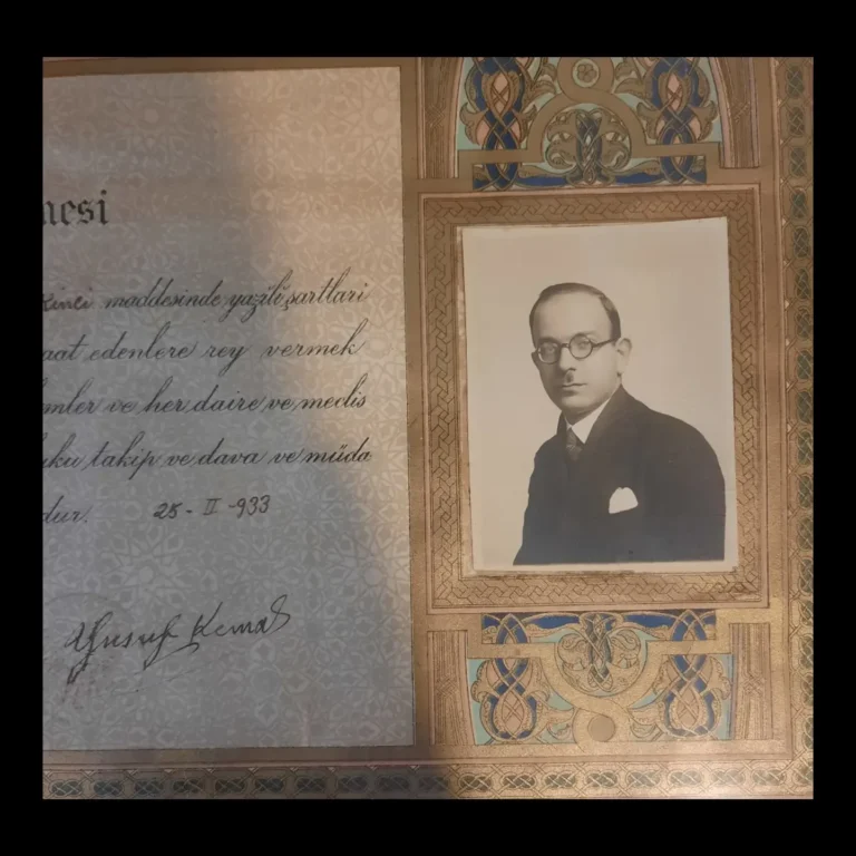 Fotografía del titular, con gafas, en la licencia, junto con la fecha y las firmas