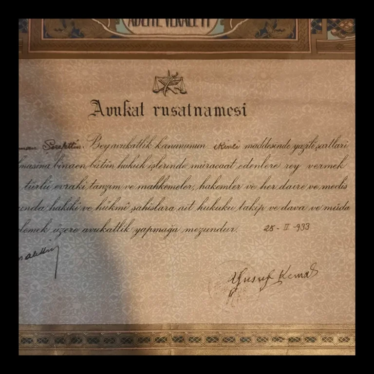 Encabezado de la licencia, emblema de la balanza, texto manuscrito de la licencia y firma fechada el 25-II-933