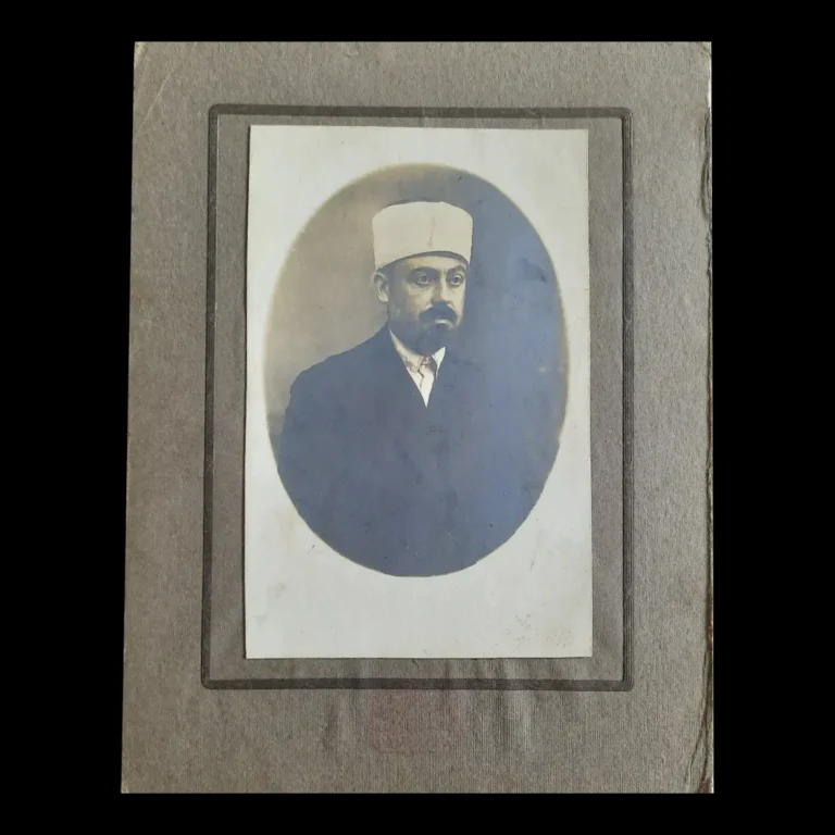 Card-mounted oval portrait photograph of a bearded court advocate (dava vekili) in a white headdress