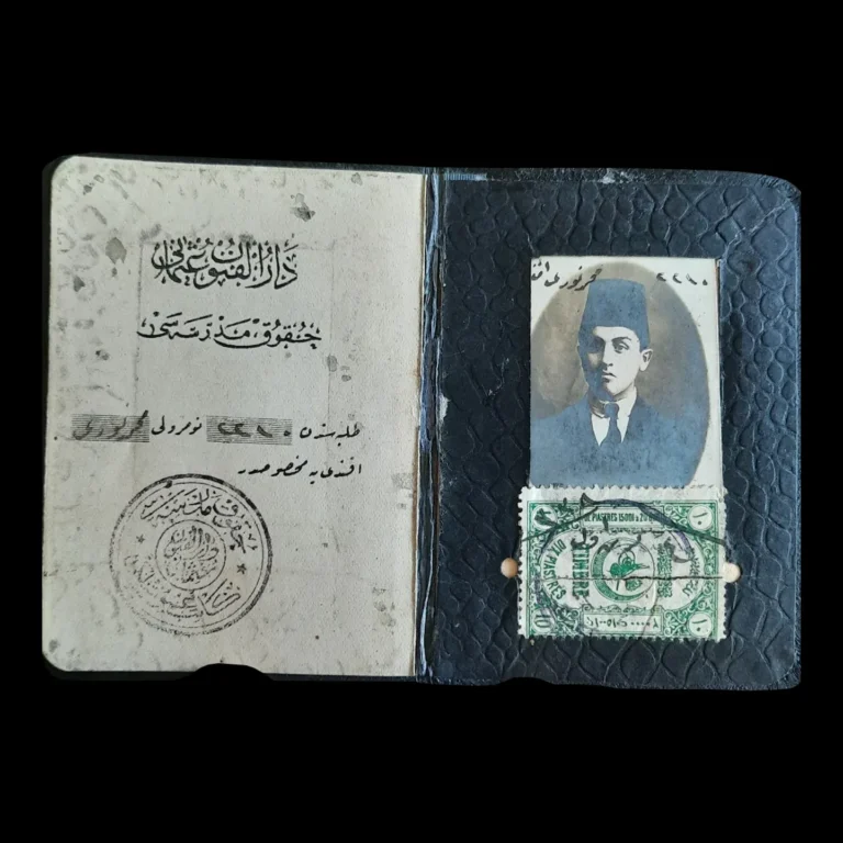 Páginas interiores del carnet: texto de identidad en turco otomano, un sello, la fotografía del estudiante con fez y un timbre fiscal