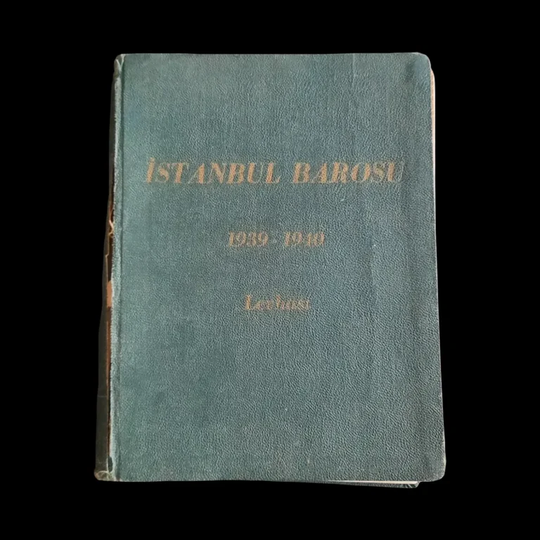 Letras doradas 'İstanbul Barosu 1939-1940 Levhası' (Lista de colegiados del Colegio de Abogados de Estambul, 1939–1940) sobre una tapa verde