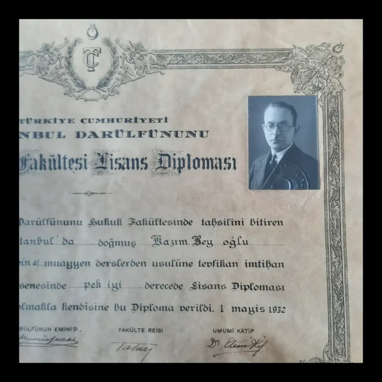Primer plano de la fotografía de identidad, el encabezado y la fecha 1 de mayo de 1932 del diploma