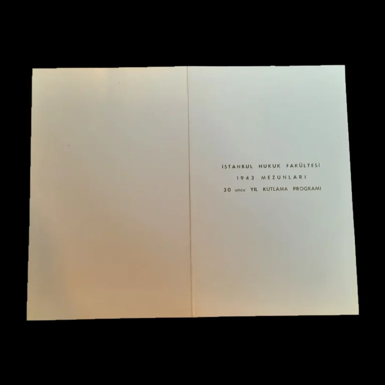 Cara exterior del programa desplegado: "Programa de Celebración del 30.º Aniversario de la Promoción de 1943 de la Facultad de Derecho de Estambul"