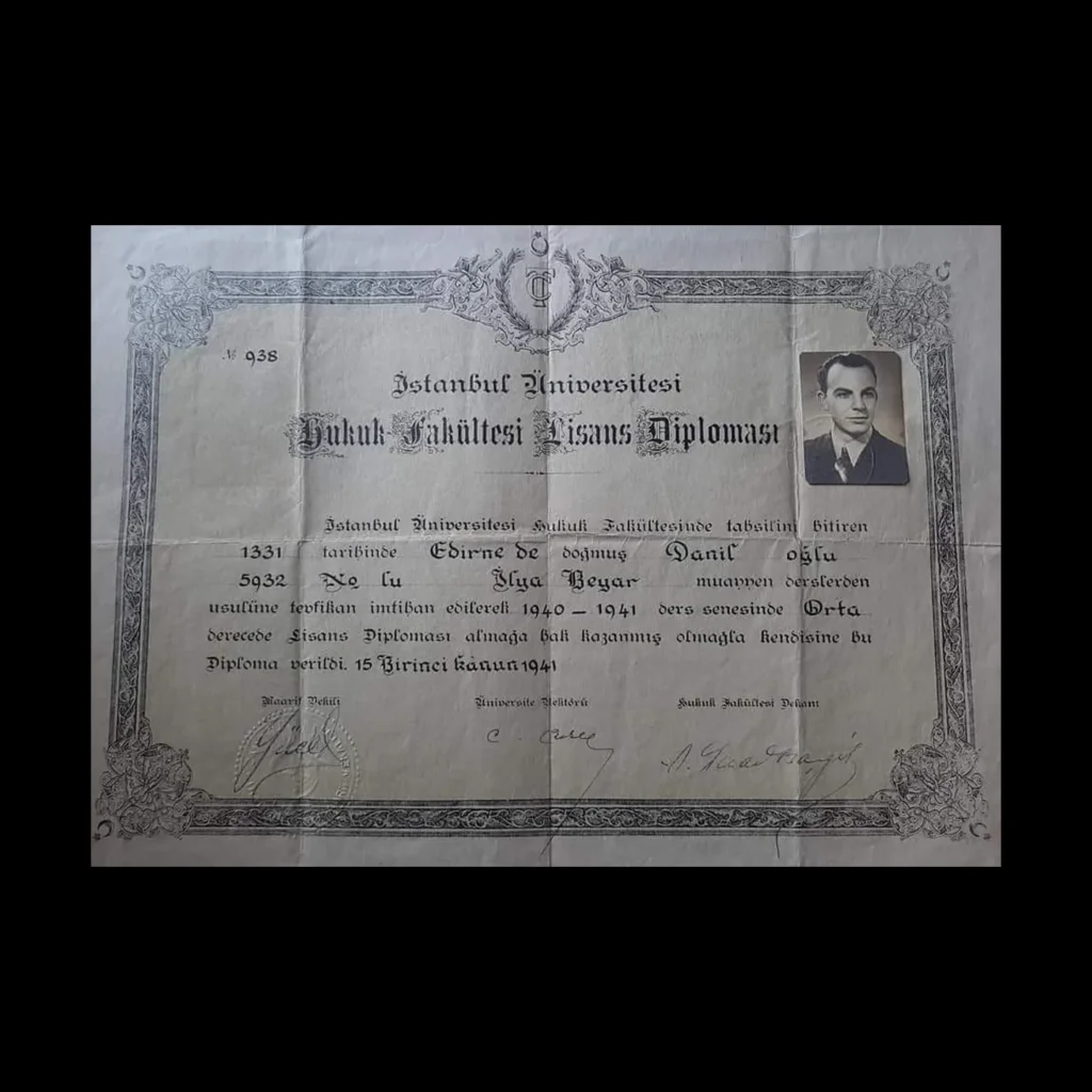 Diploma de licenciatura de la Facultad de Derecho de la Universidad de Estambul, con fotografía y marco ornamentado