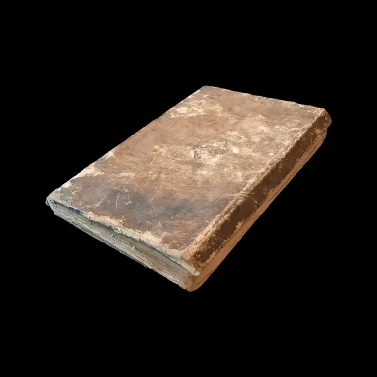 La encuadernación de cuero desgastada del libro, cerrado sobre una mesa