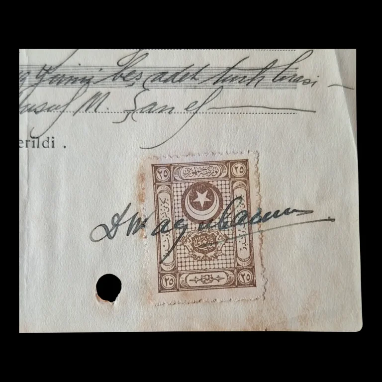 Detalle del timbre fiscal con la media luna y la estrella y de la firma del pagaré