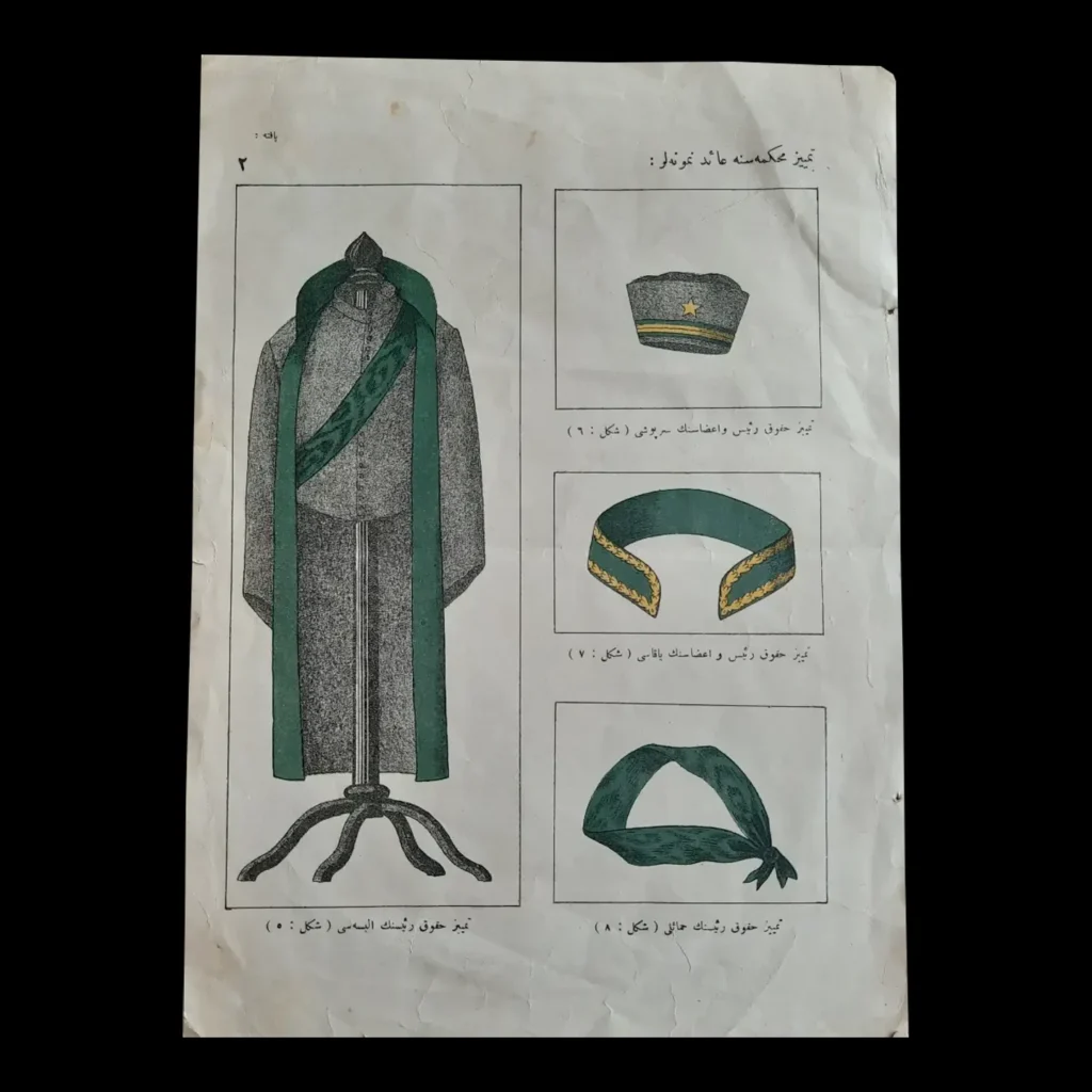 Página a color de una revista con la toga y la banda (hamâil) del presidente de una sala civil del Tribunal de Casación (Temyiz), y el tocado (serpûş) y el cuello de presidentes y miembros