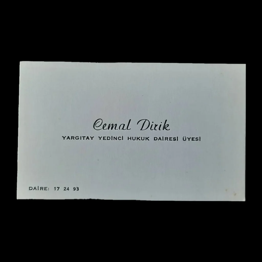 Tarjeta de visita blanca con el texto "Cemal Dirik – Miembro de la Séptima Sala Civil del Tribunal de Casación"