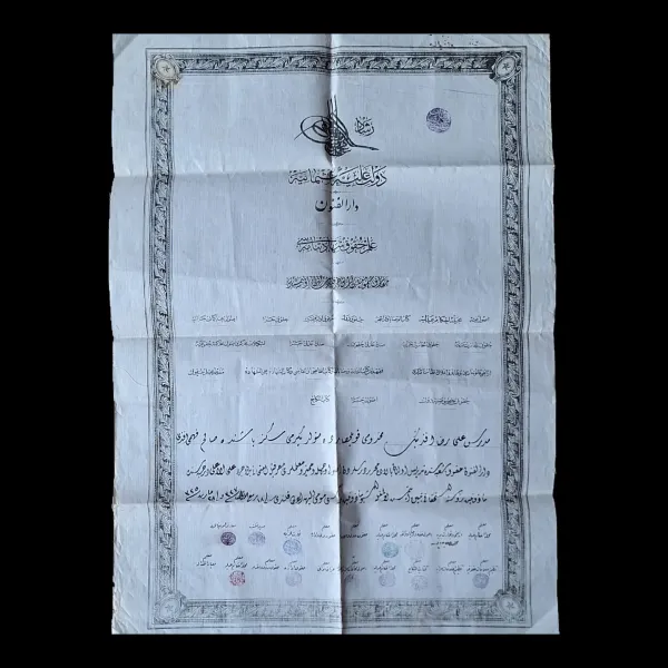 Vista completa del diploma de Derecho del Dârülfünûn, enmarcado y con el monograma imperial (tugra)