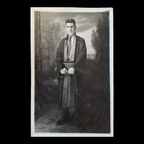 Retrato de pie de un abogado con toga ante un decorado de estudio