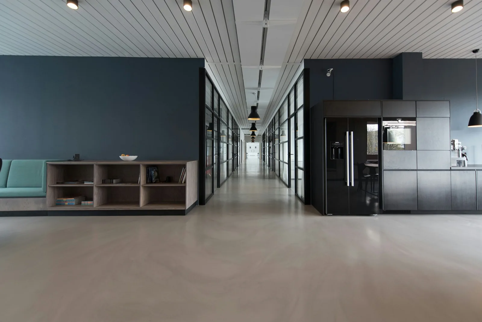 Kurumsal ofis katı — cam bölmeli toplantı odaları
