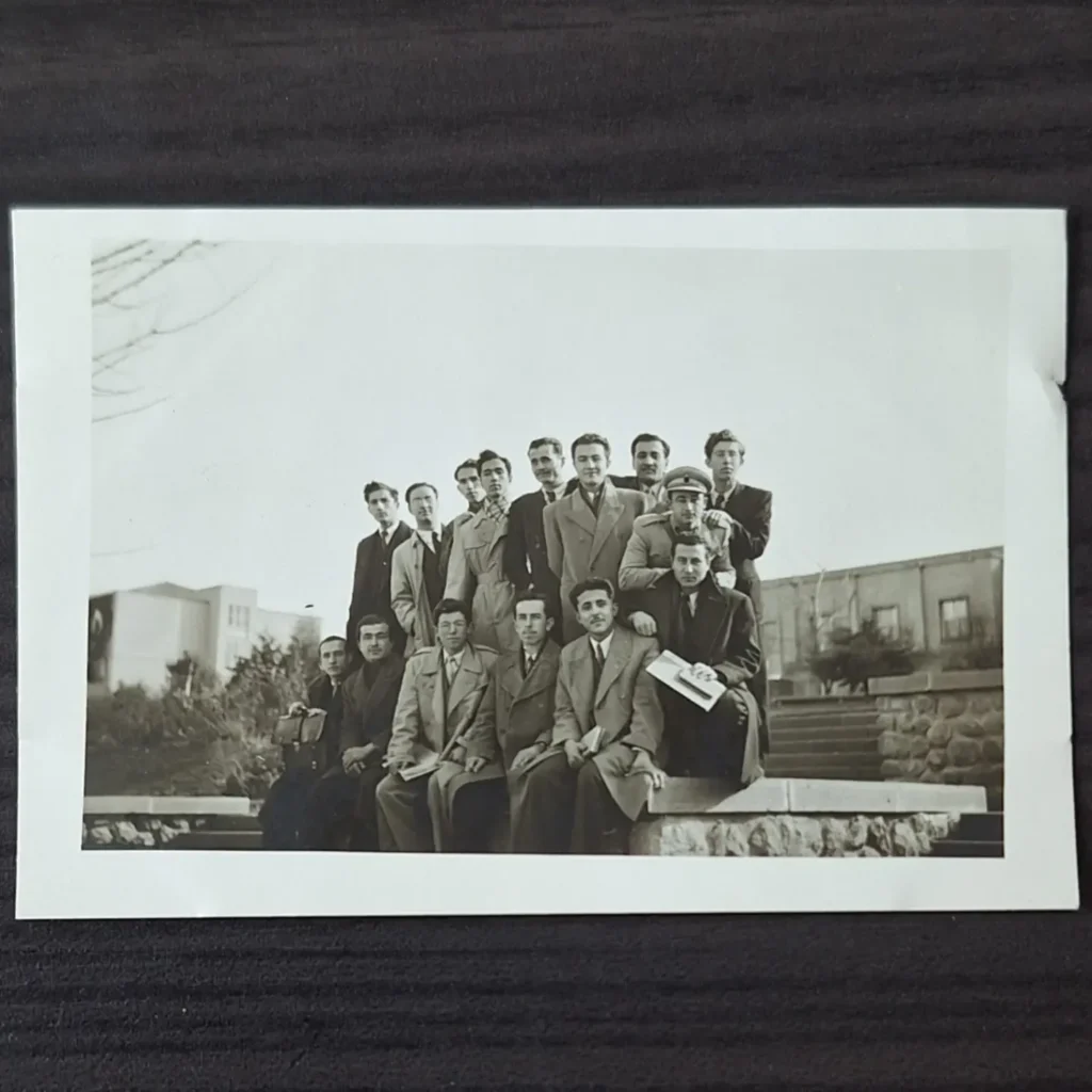 Ankara Hukuk Fakültesi talebelerinin taş bir set üzerinde çekilmiş toplu fotoğrafı
