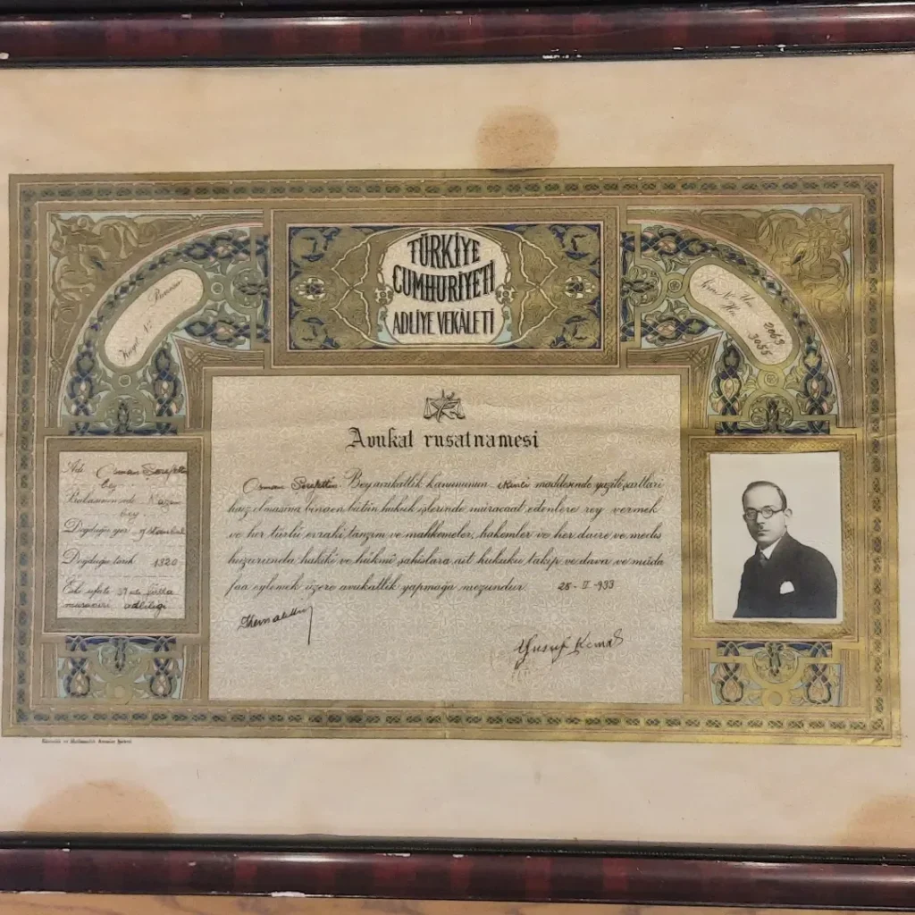 Çerçeveli ruhsatnamenin tamamı: Adliye Vekâleti başlığı, tezhipli bordür ve sahibinin fotoğrafı