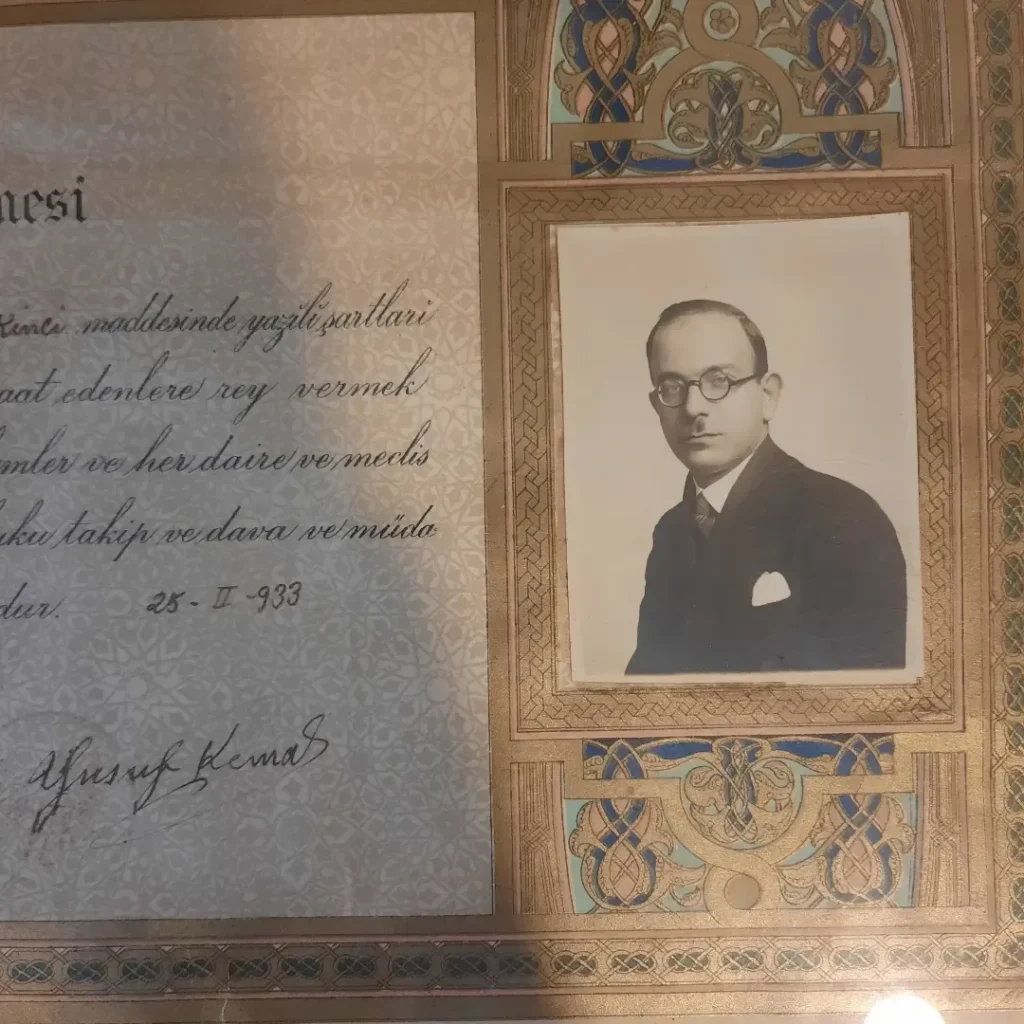 Ruhsatnamedeki gözlüklü ruhsat sahibinin fotoğrafı, tarih ve imzalar