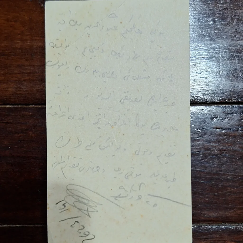 Kartvizitin arka yüzündeki 1928 tarihli kurşun kalem el yazısı not ve imza