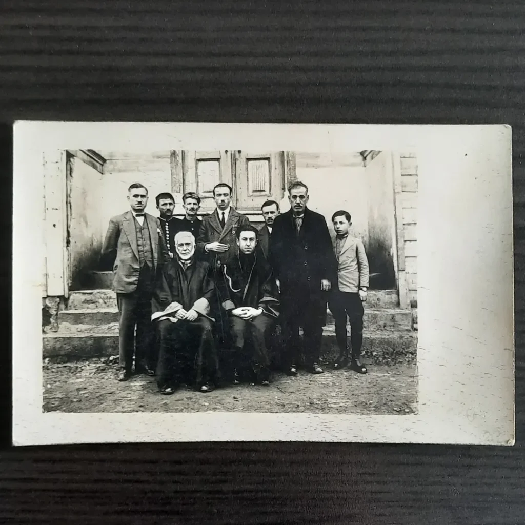 Bina girişi önünde avukat, savcı ve mübaşirlerin 1930 tarihli fotoğraf baskısı