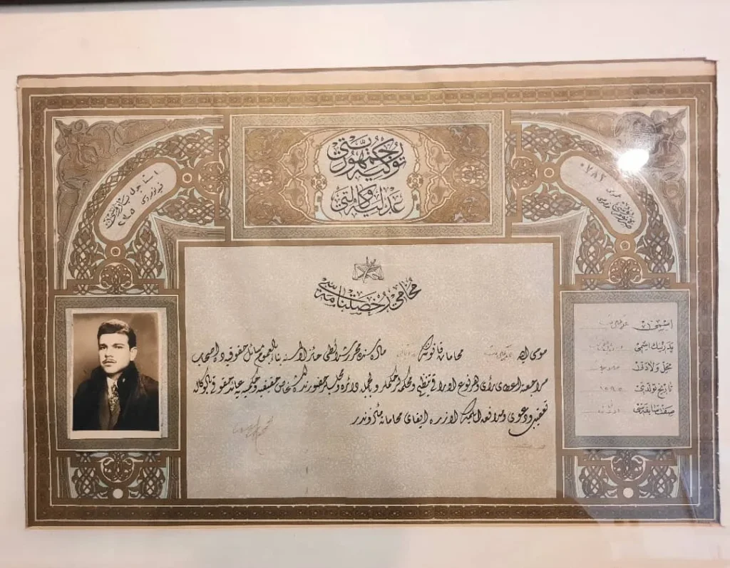 Osmanlı harfli, tezhipli bordürlü avukatlık ruhsatnamesi; sol panelde genç bir erkeğin fotoğrafı
