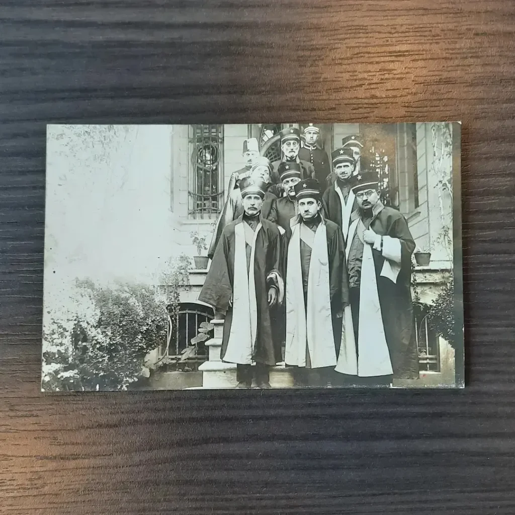 Cüppeli, yıldızlı başlıklı hukuk reislerinin merdivende çekilmiş grup fotoğrafı