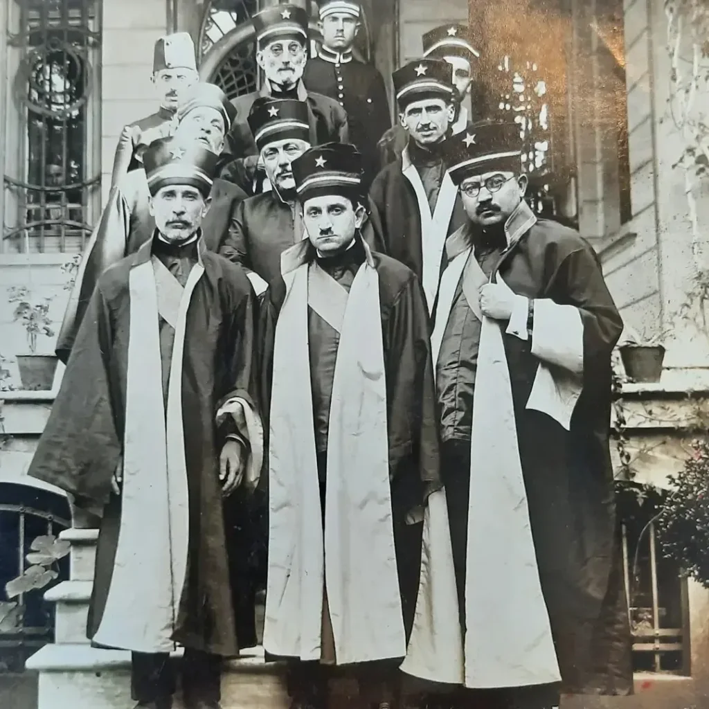 Yeni kisveli hukuk reislerinin grup fotoğrafının yakın çekimi