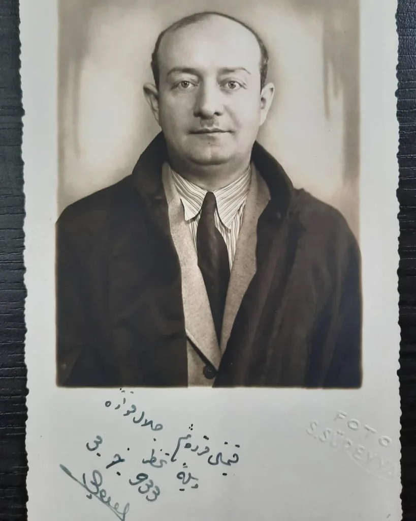 Paltolu ve kravatlı avukatın portresi; altında Osmanlıca ithaf, 3.7.933 tarihi ve imza