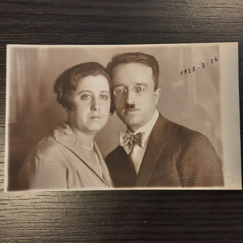 Gözlüklü, papyonlu bir erkek ile bir kadının sepya stüdyo portresi