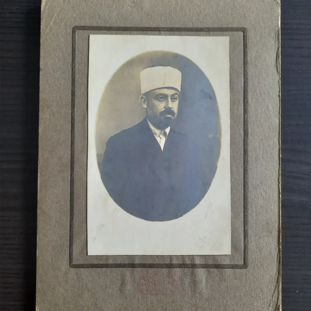 Beyaz başlıklı, sakallı dava vekilinin kartona monte oval portre fotoğrafı