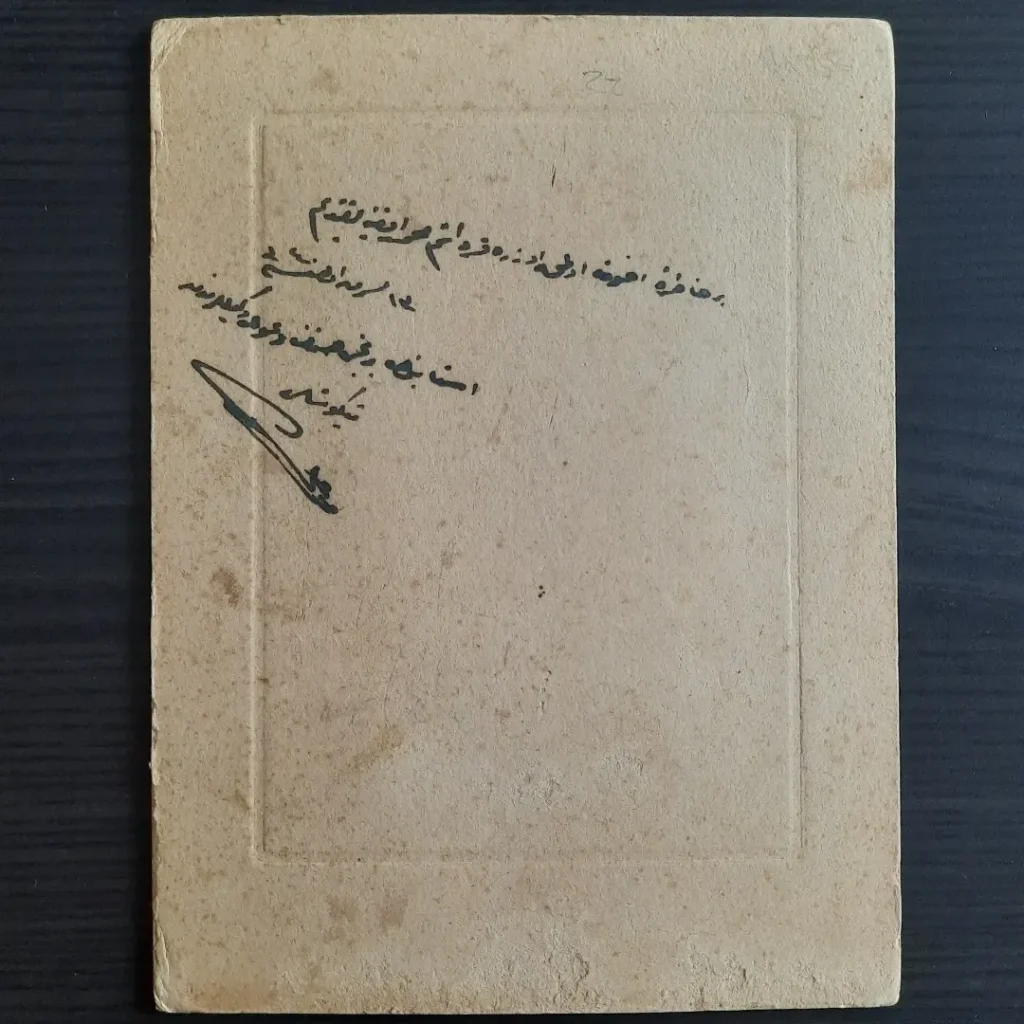Kartonun arkasındaki 1924 tarihli Osmanlıca ithaf yazısı ve imza