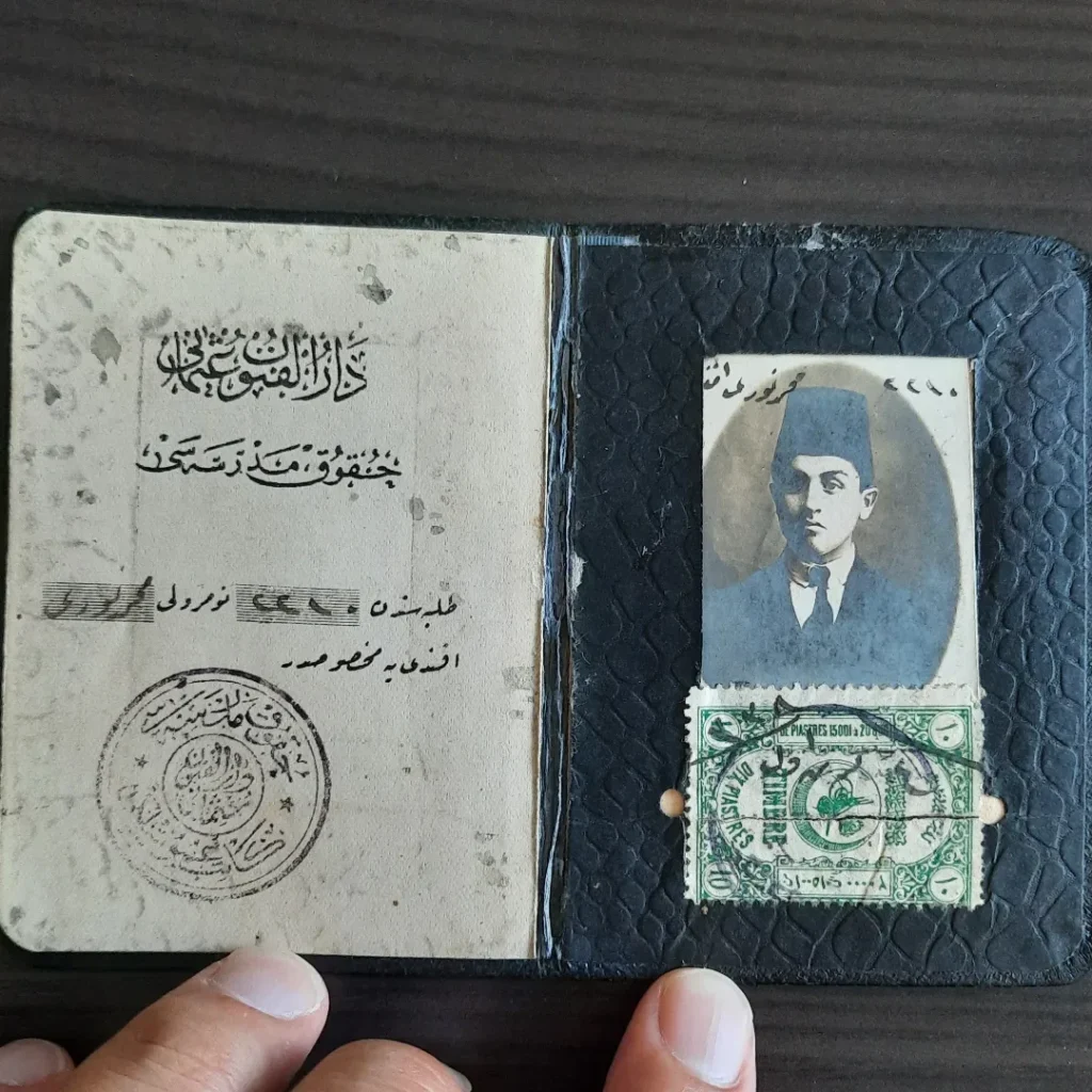 Cüzdanın iç sayfaları: Osmanlıca kimlik yazısı, mühür, fesli öğrenci fotoğrafı ve damga pulu