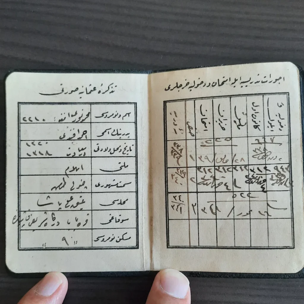 Kimlik cüzdanının Osmanlıca başlıklı çizelgeler içeren iç sayfaları