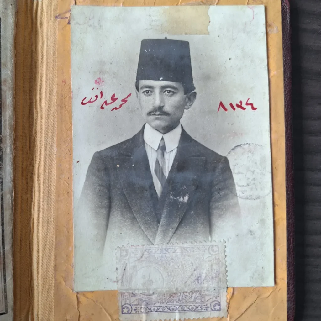 Kimlikteki fesli öğrencinin pullu ve kırmızı mürekkep numaralı fotoğrafı