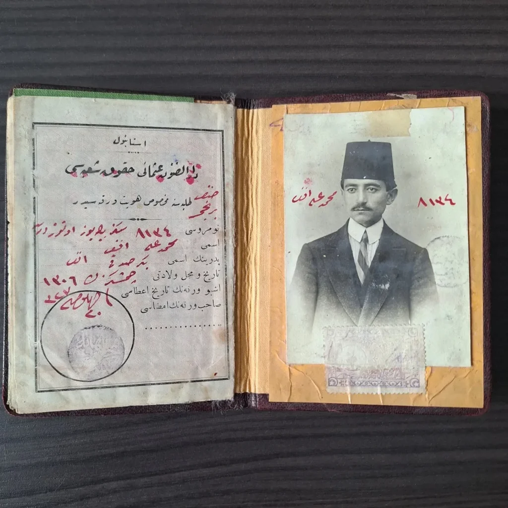 Açık öğrenci kimliği: Osmanlıca bilgi sayfası, mühür ve fotoğraf