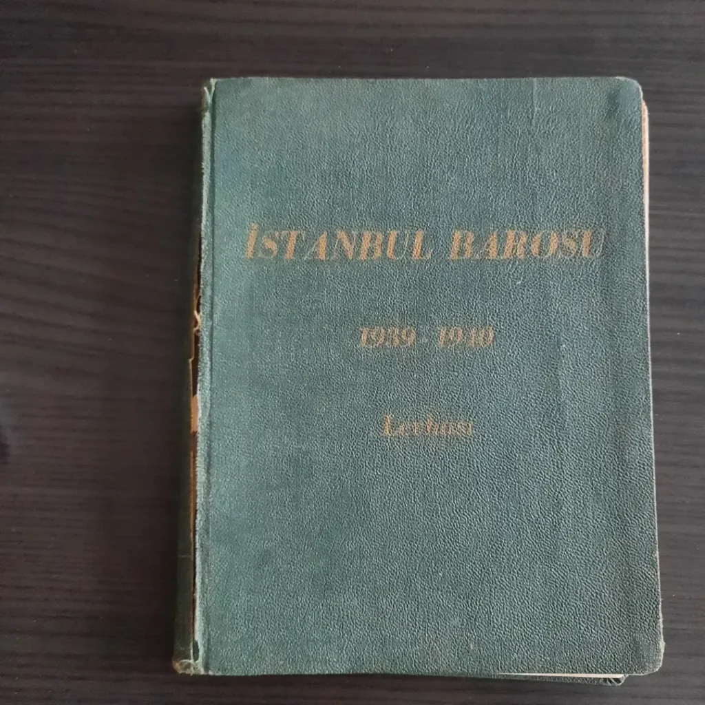 Yeşil kapak üzerinde yaldızlı 'İstanbul Barosu 1939-1940 Levhası' yazısı