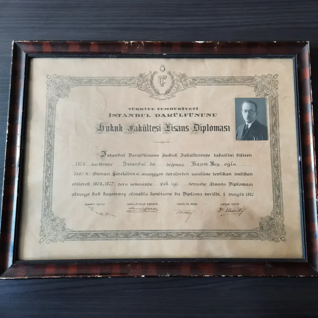 Çerçeveli, fotoğraflı İstanbul Darülfünunu Hukuk Fakültesi lisans diploması
