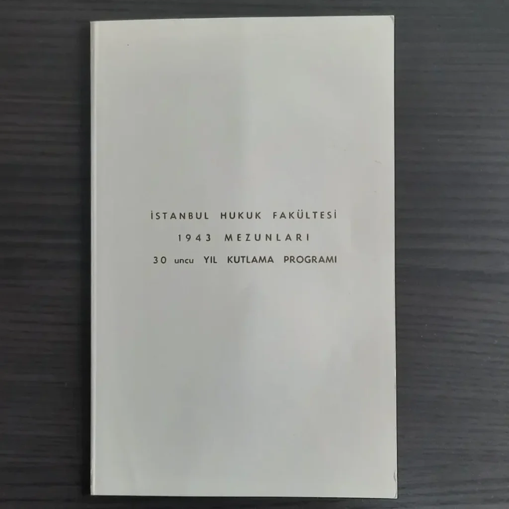 'İstanbul Hukuk Fakültesi 1943 Mezunları 30 uncu Yıl Kutlama Programı' yazılı kapak