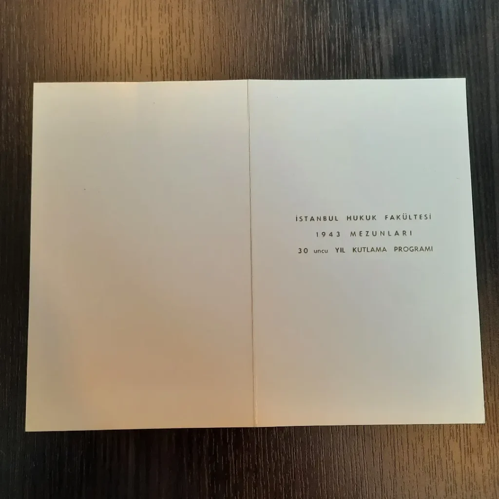 Açılmış programın dış yüzü: "İstanbul Hukuk Fakültesi 1943 Mezunları 30 uncu Yıl Kutlama Programı"