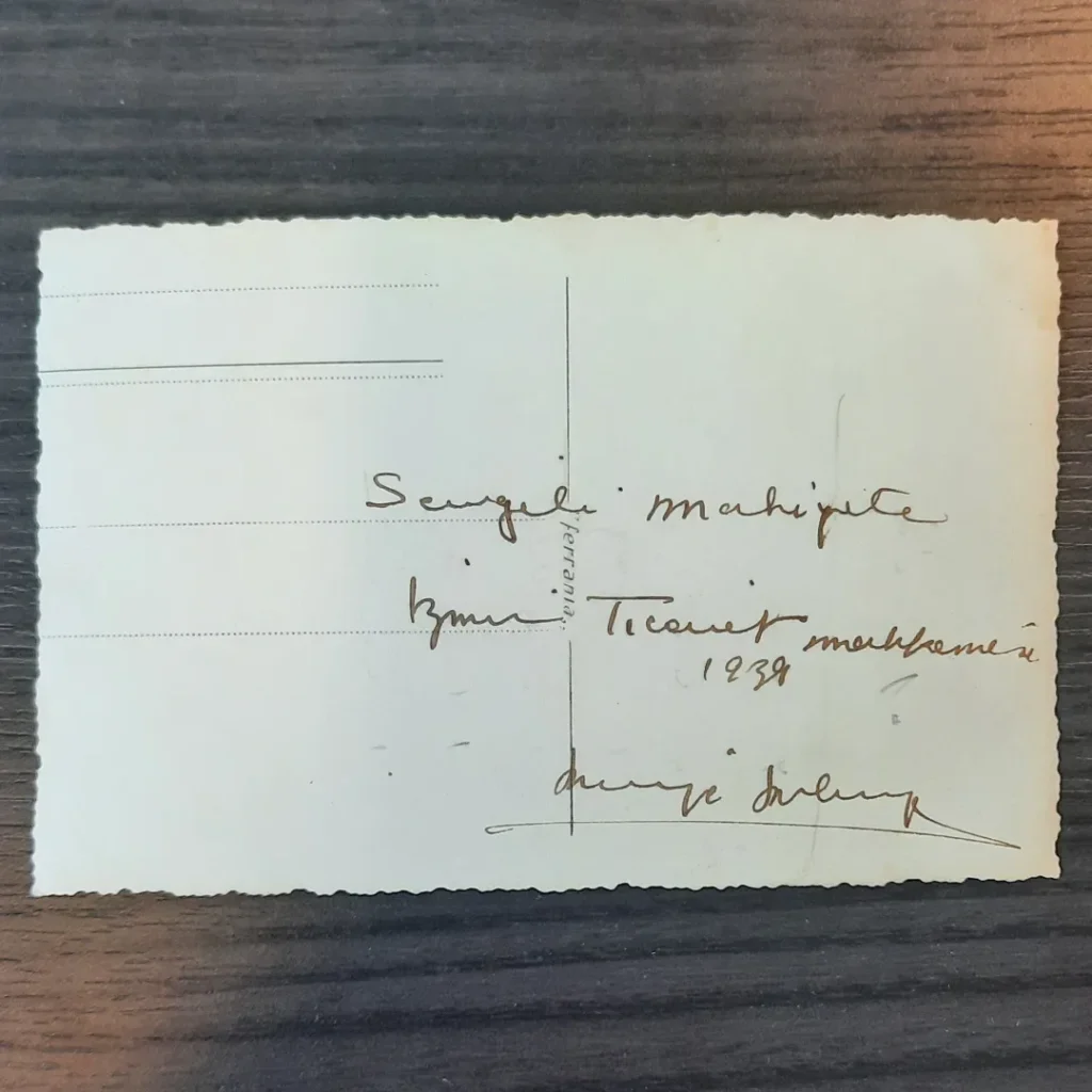 Fotoğrafın arkasındaki 'İzmir Ticaret mahkemesi 1939' el yazısı ve imza