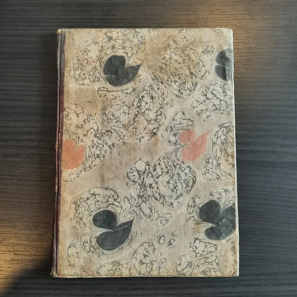 El yazması kitabın ebru kaplı ön kapağı
