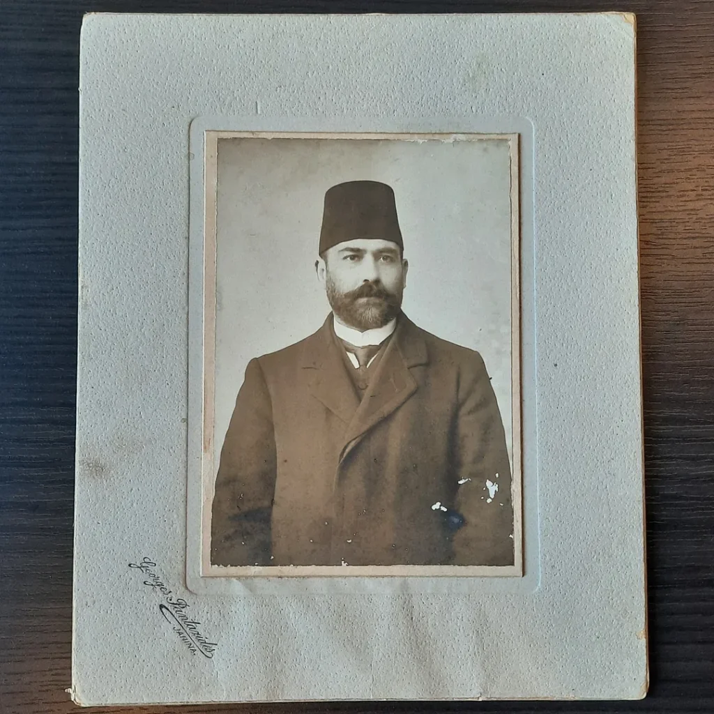 Fesli, sakallı Yanya Hukuk Reisi'nin gri karton paspartulu stüdyo portresi
