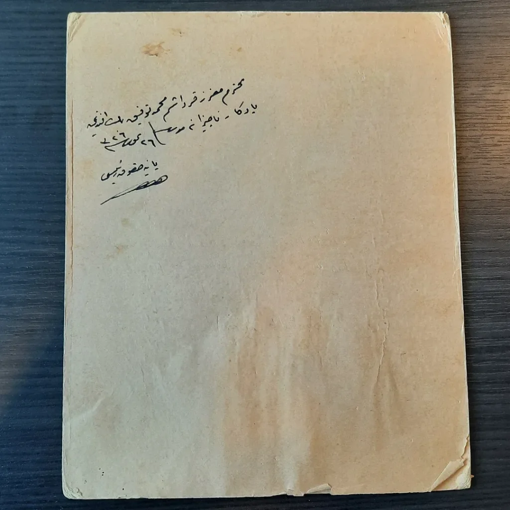 Fotoğraf kartonunun arka yüzündeki Osmanlıca ithaf yazısı ve imza