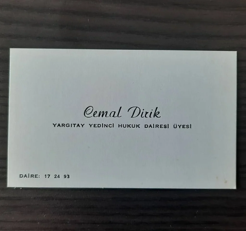"Cemal Dirik – Yargıtay Yedinci Hukuk Dairesi Üyesi" yazılı beyaz kartvizit