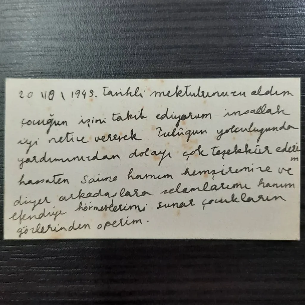 Kartvizitin arka yüzünde 20/10/1945 tarihli mektuba atıf yapan el yazısı not